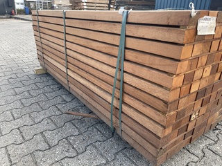 Ca. 168x Angelim Pedra regels fijnbezaagd, 45x68mm, lengte 185cm